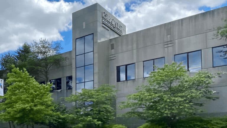 Baptist Memorial Hospital recibe “grandes congeladores como morgue”.