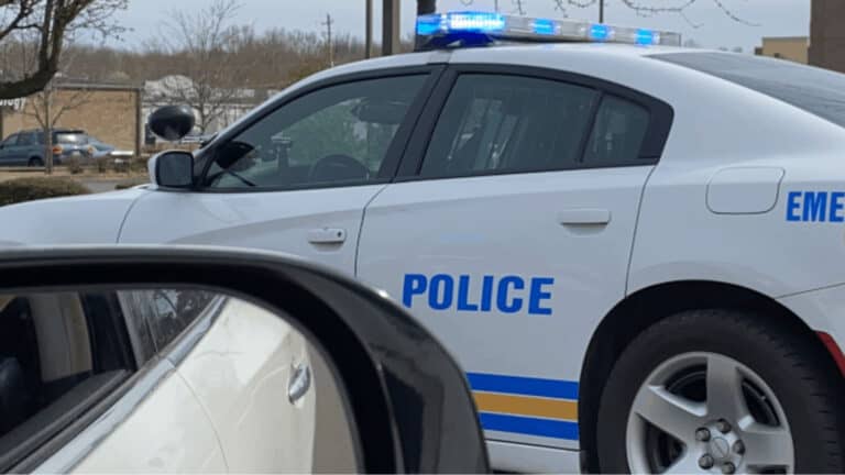 3 heridos en un tiroteo, conducen hasta Taco Bell para pedir ayuda
