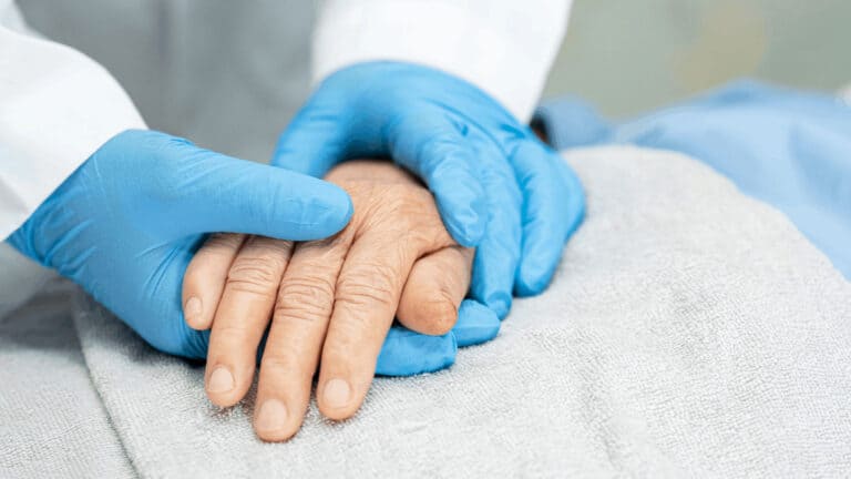 Más de 90,000 personas morirán de coronavirus en Estados Unidos en las próximas 3 semanas, según cifras de los CDC