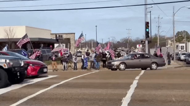 Seguidores de Trump piden cambios en proceso electoral at Memphis Noticias | 2 Seguidores de Trump piden cambios en proceso electoral