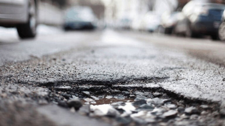 Los baches pueden causar daños a su automóvil por valor de cientos, si no miles de dólares
