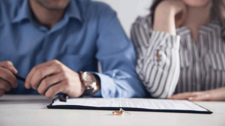 El divorcio es el final formal de un matrimonio en Tennessee. Los divorcios son disputados o no disputados, conozca más
