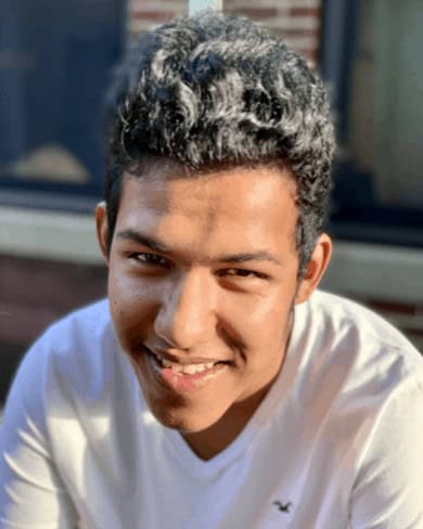 Shelby County Schools celebra a los mejores estudiantes del 2021 Juan Perez Kingsbury High School