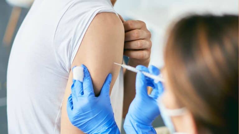 La FDA otorga autorización completa a la vacuna de Pfizer contra COVID-19