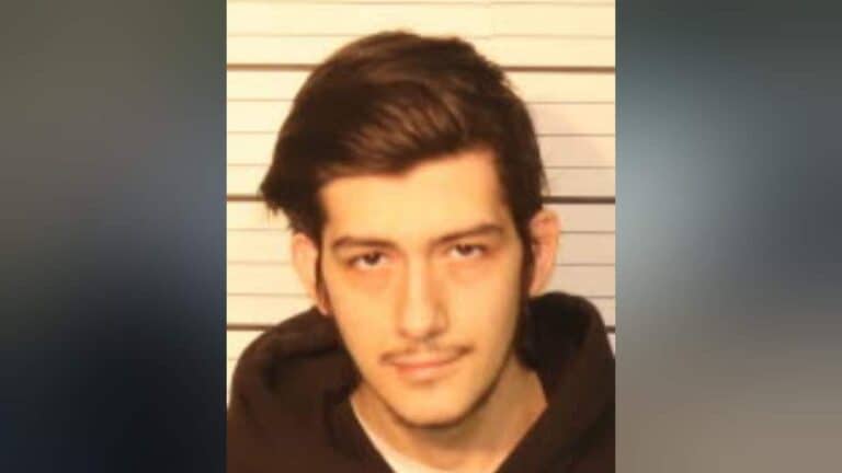 Hombre arrestado por apuntar con pistola a su primo y abuelo