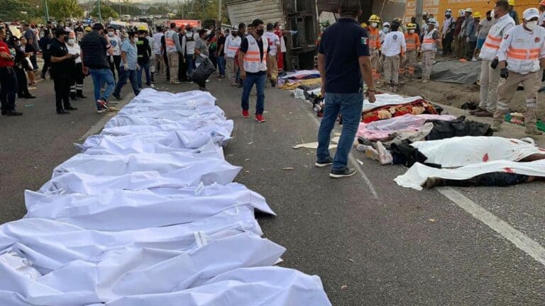 Sube a 55 la cifra de muertos en el choque del tráiler en Chiapas, México