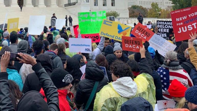 Juez federal de nuevo declara ilegal DACA pero mantiene las protecciones para los soñadores