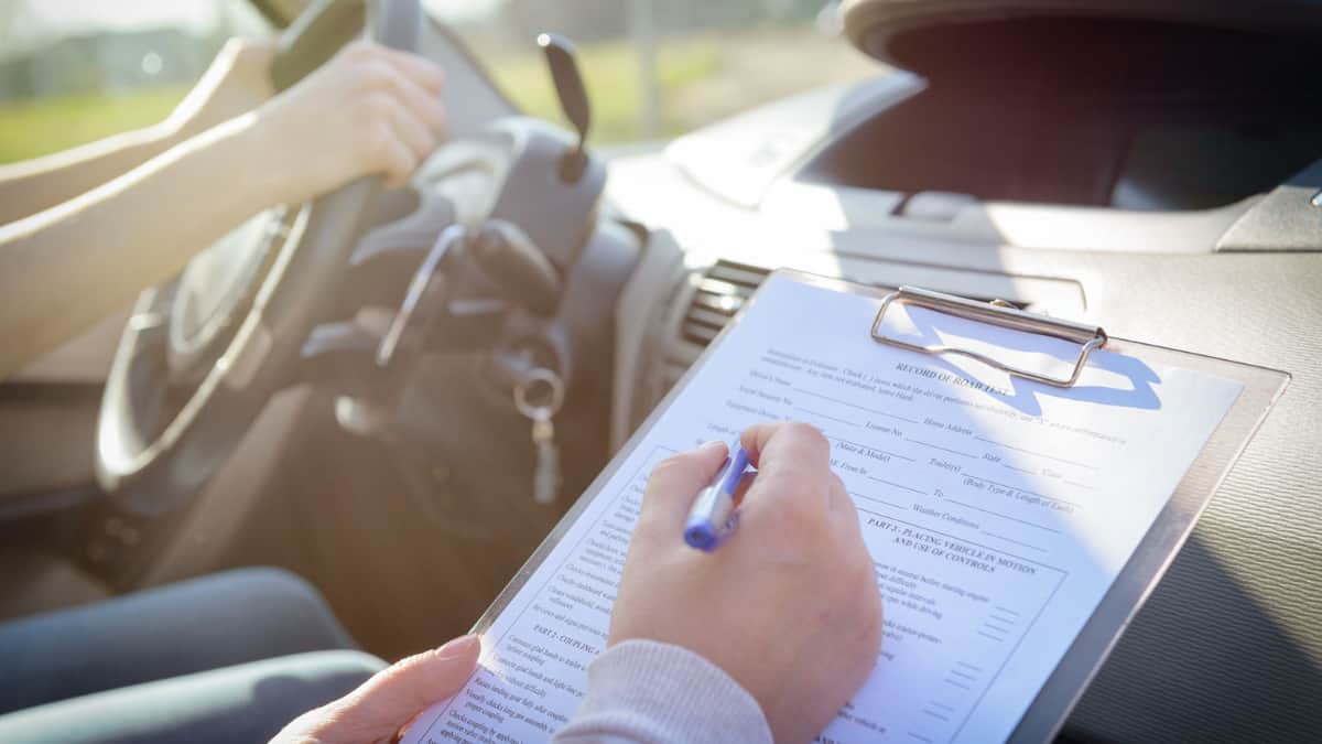 Adolescentes de 15 a 17 años ya pueden hacer el examen escrito de