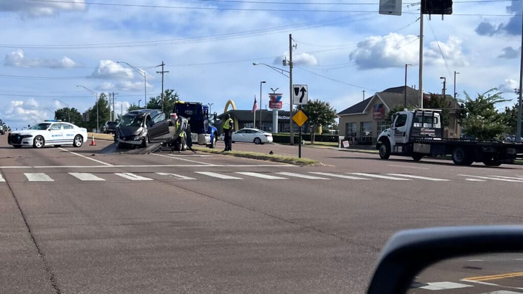 Grave accidente automovilístico en la intersección de Germantow Pkwy y Dexter Rd | by rodrigodominguez