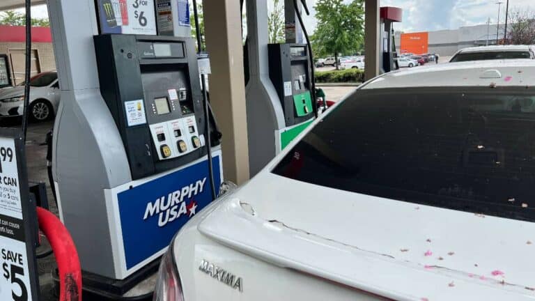 La gasolina está bajando de precio considerablemente.  Este es el por qué
