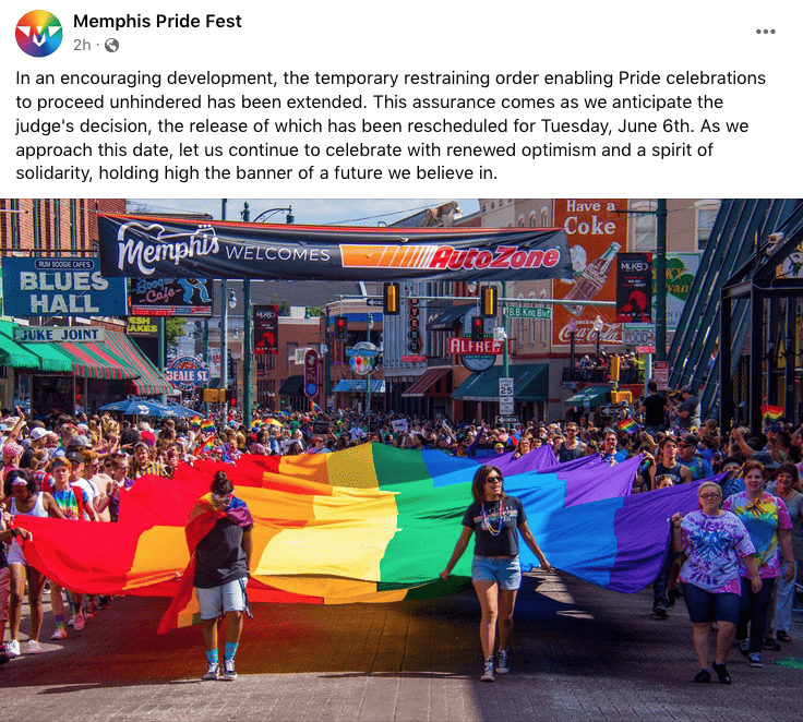 Personas sostienen bandera del arcoíris en Memphis Pride Fest. — memphisnoticias.com