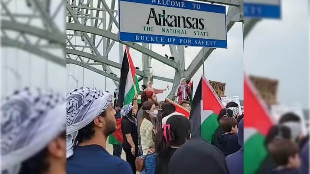 Manifestación pacífica paraliza tráfico en puente I-40 de Memphis: Sin arrestos ante expresión de solidaridad internacional | by rodrigodominguez