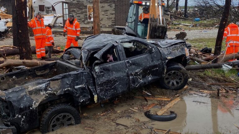 Cuadrillas de ARDOT retiran escombros de un vehículo destruido en Lake City, Arkansas, tras el tornado del 2 de abril de 2025