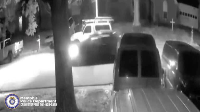 Tiroteo desde sedan impacta casa habitada en el área de Wolfchase