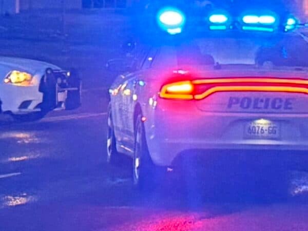 Escena nocturna de una investigación policial tras un tiroteo