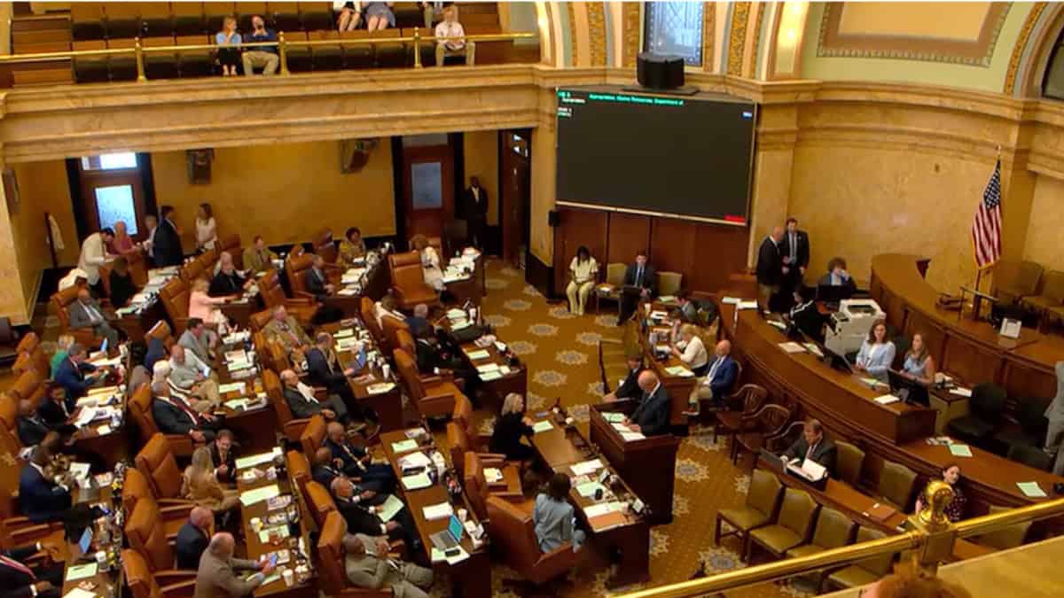 Gobiernos locales de Tennessee podrían perder fondos si no reportan a inmigrantes sin estatus