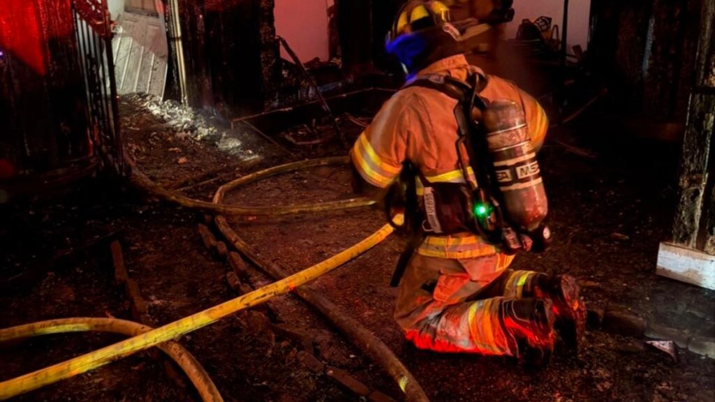 Bombero de Bartlett resulta herido mientras combatía voraz incendio en vivienda | Noticia by rodrigodominguez
