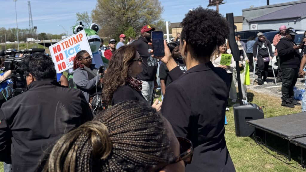 Protesta pacífica marca la visita de Trump a Memphis | Noticia by Memphis Noticias
