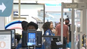 Memphis Noticias | Estudiante de Memphis Business Academy sostiene cartel pidiendo justicia por Yasser en Memphis 1 28 | Memphis Noticias Memphis Noticias | by Memphis Noticias