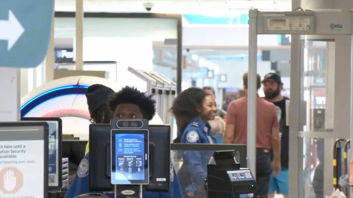 Sin pago y con uniforme: agentes de la TSA en Memphis buscan alimento para sus familias