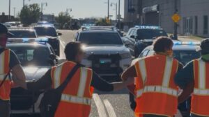 Memphis Noticias | Marshalls crean pared humana durante marcha no kings en Memphis marzo 2026 | Memphis Noticias Memphis Noticias | by Memphis Noticias