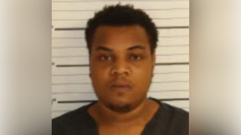Marquis Dobbs, de 22 años, fue arrestado el 30 de abril