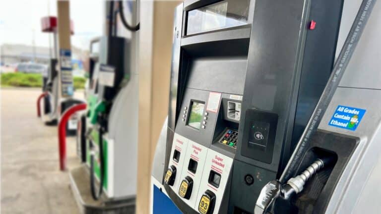 Baja la gasolina en Estados Unidos: el precio promedio cae por debajo de los $4 por galón