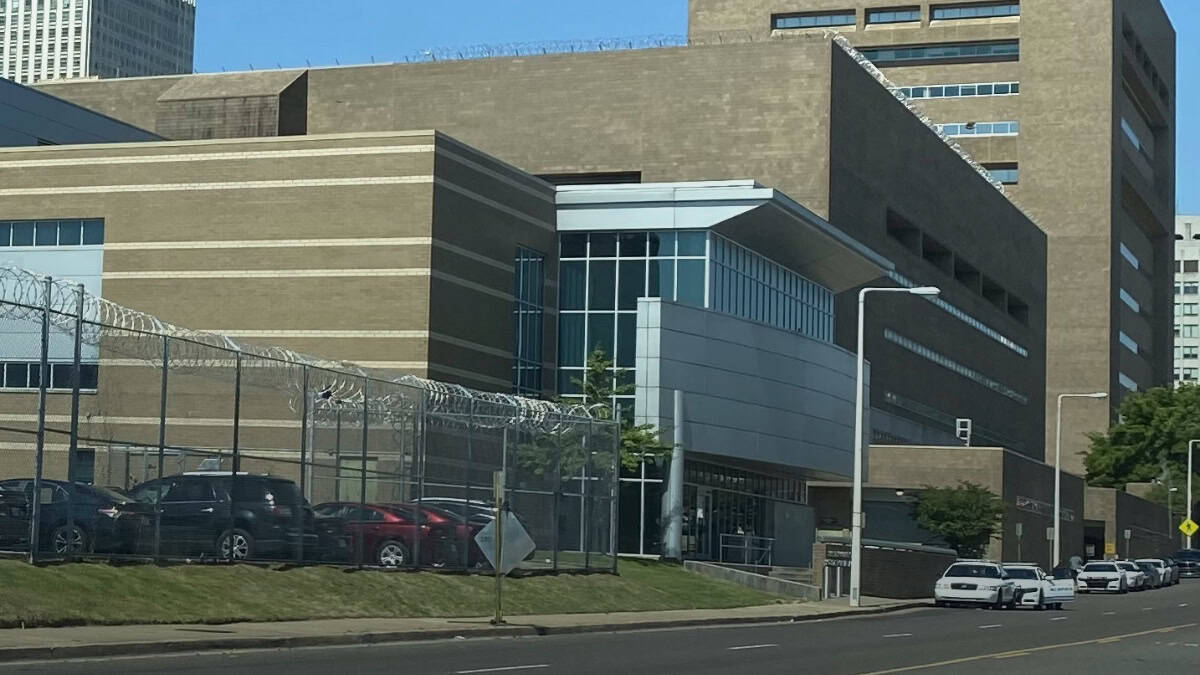 Edificio del condado de Shelby con valla de seguridad y autos estacionados. — memphisnoticias.com