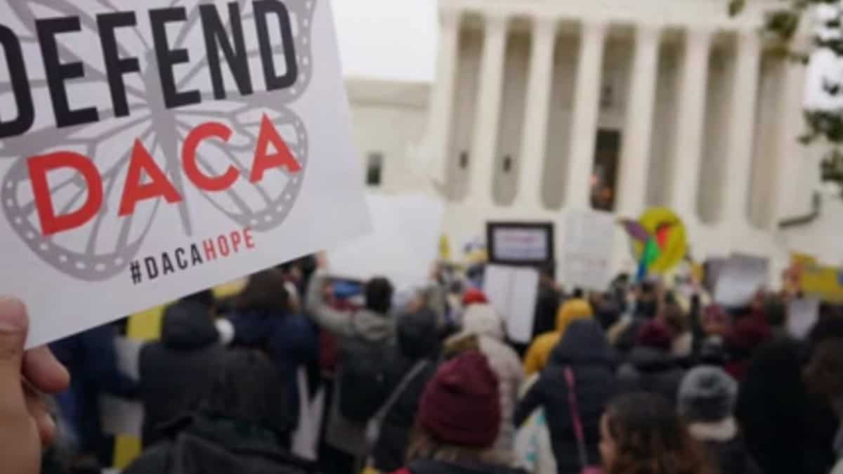Manifestantes sostienen cartel que dice "Defend DACA" en Memphis. — memphisnoticias.com