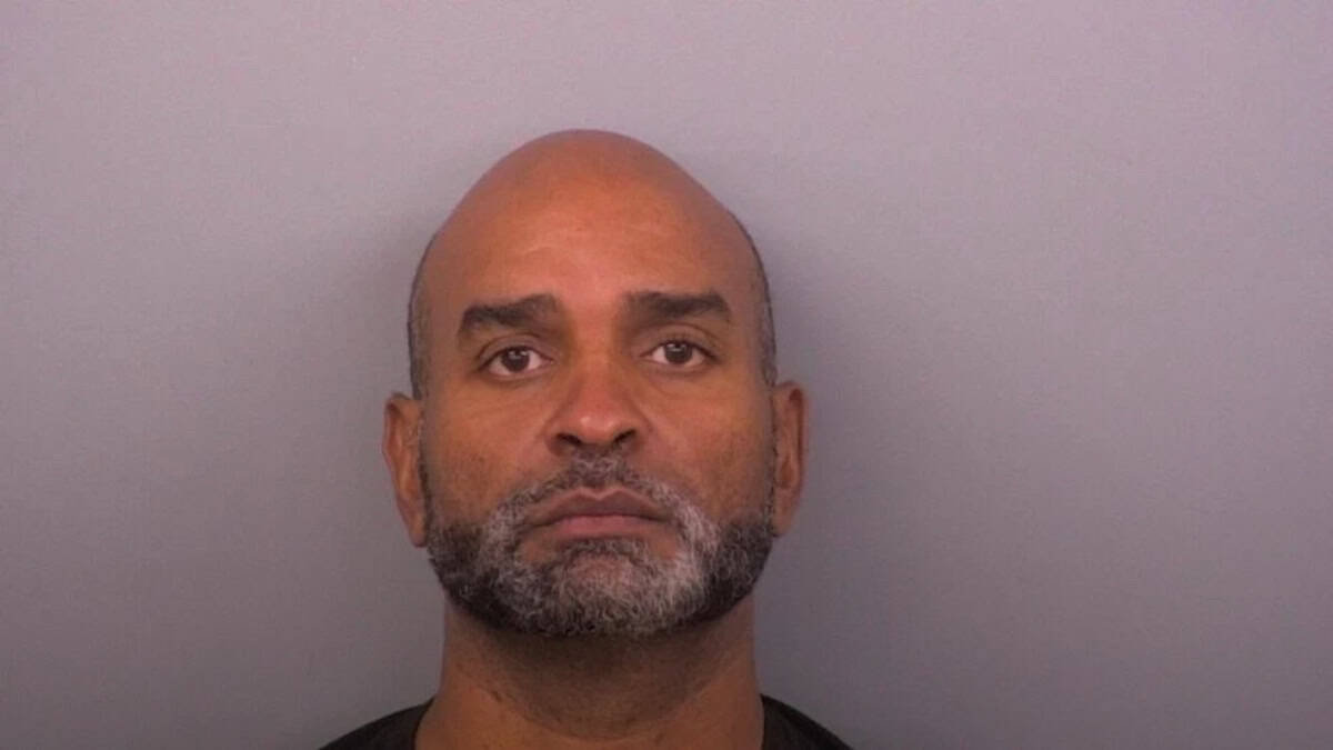 Hombre con barba y cabeza calva en retrato contra fondo gris. — memphisnoticias.com