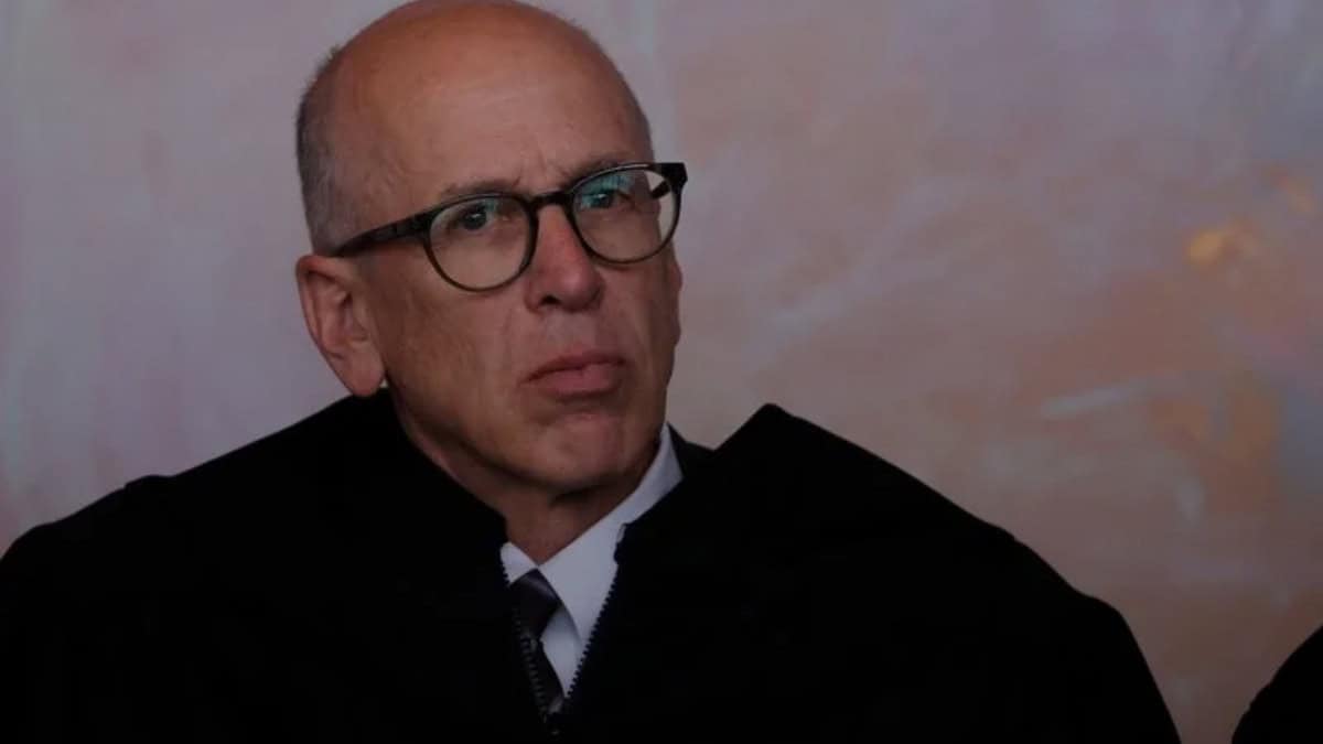 Tribunal federal anula cobro de $100,000 para visas H-1B establecido por Trump