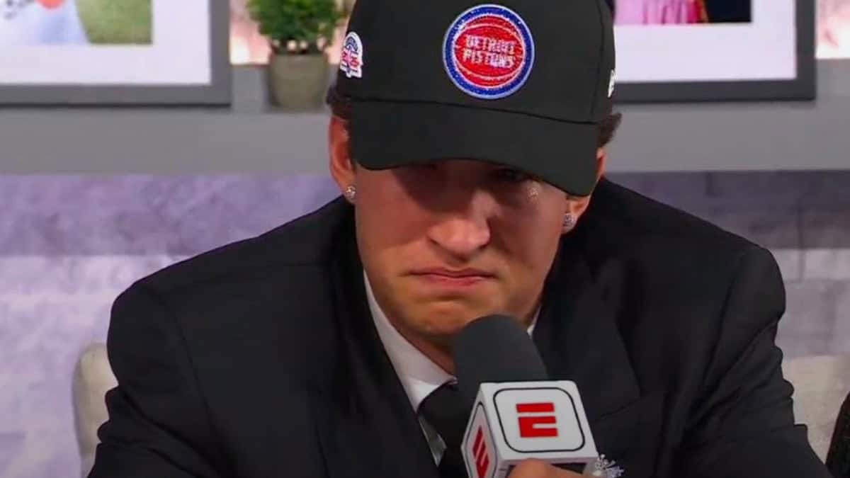 Joven con gorra de los Grizzlies habla en conferencia de prensa. — memphisnoticias.com