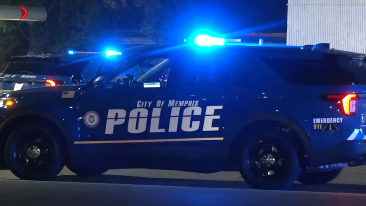 Vehículo de policía de Memphis con luces encendidas en la calle. — memphisnoticias.com