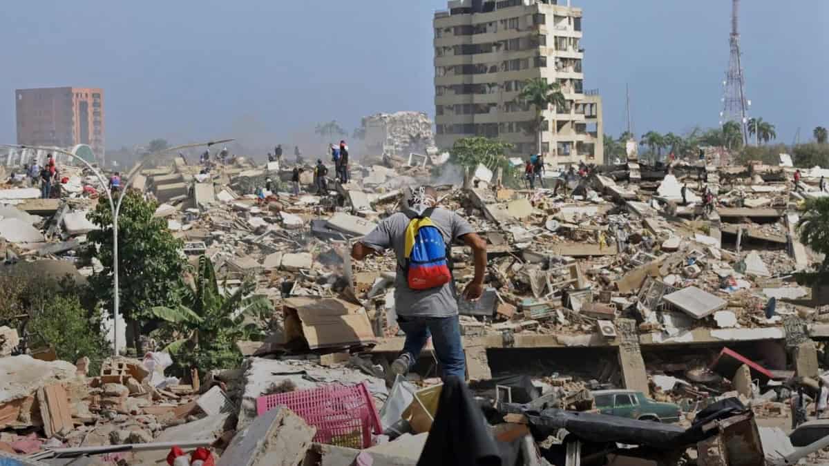 Persona caminando entre escombros tras terremoto en Venezuela. — memphisnoticias.com