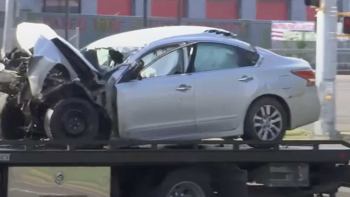 Auto accidentada en Berclair con daños severos en el frente. — memphisnoticias.com