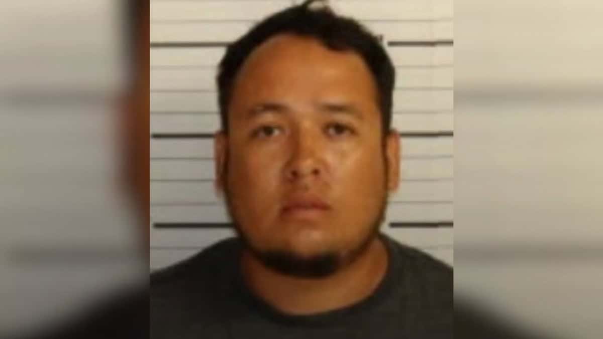 Hombre con barba y cabello oscuro en retrato policial. — memphisnoticias.com
