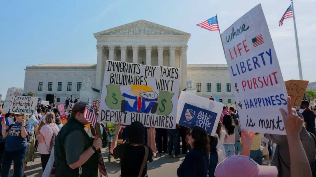 Protesta frente a la Corte federal en Memphis con carteles sobre inmigración y derechos. — memphisnoticias.com