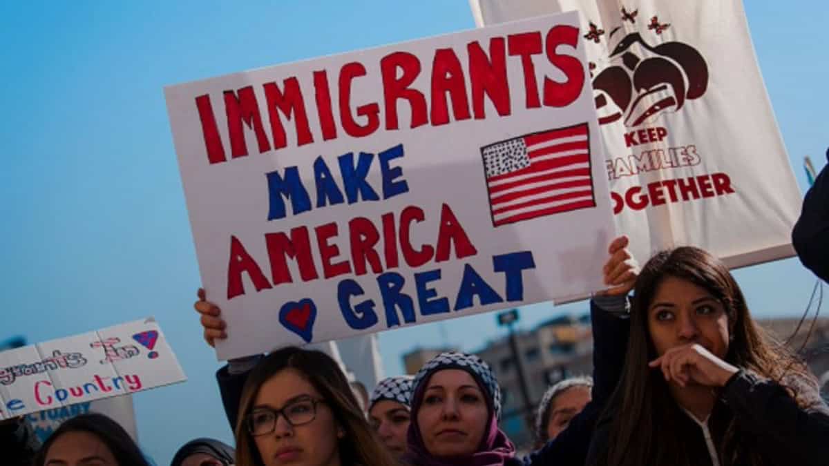 Manifestantes sostienen cartel que dice 'Immigrants Make America Great' en Memphis. — memphisnoticias.com