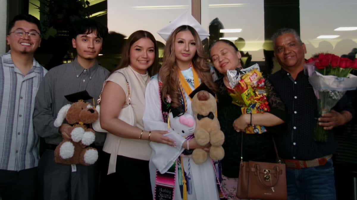 Joven latina de Memphis se gradúa con honores y gana beca universitaria completa