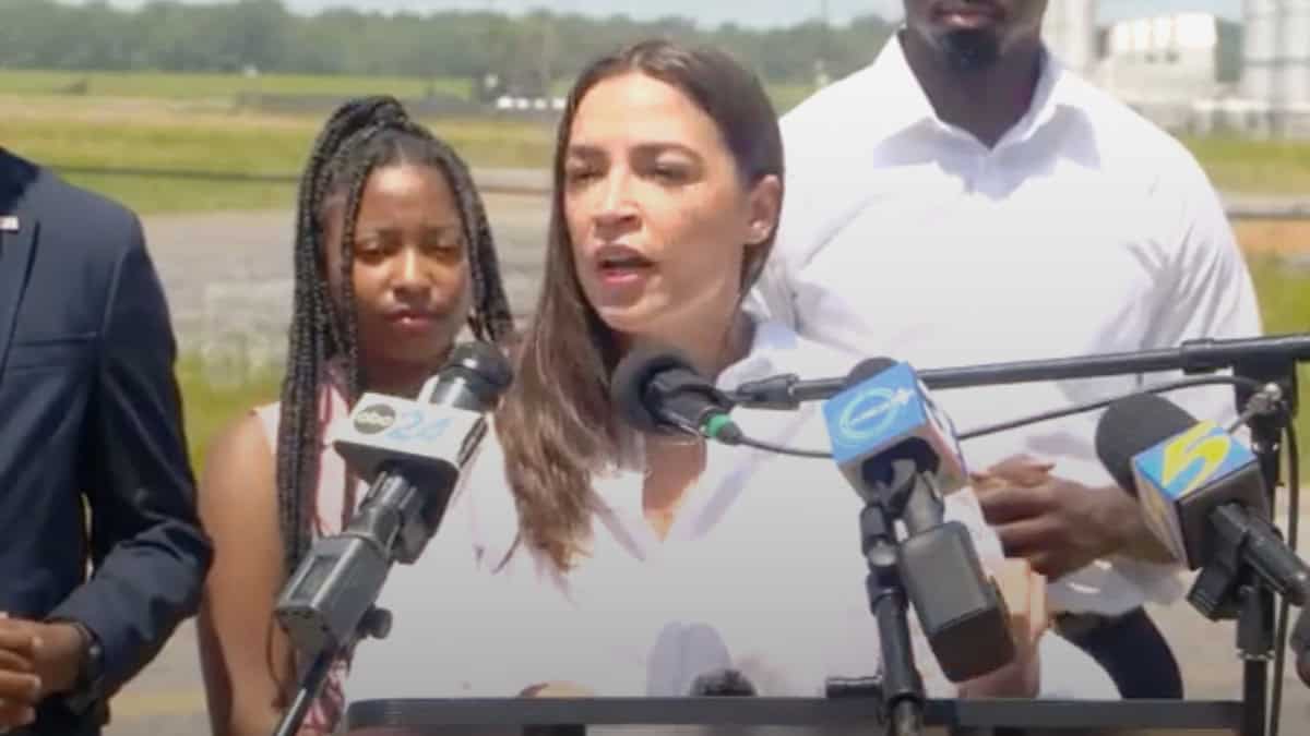 Mujer habla en una conferencia con micrófonos en Memphis. — memphisnoticias.com