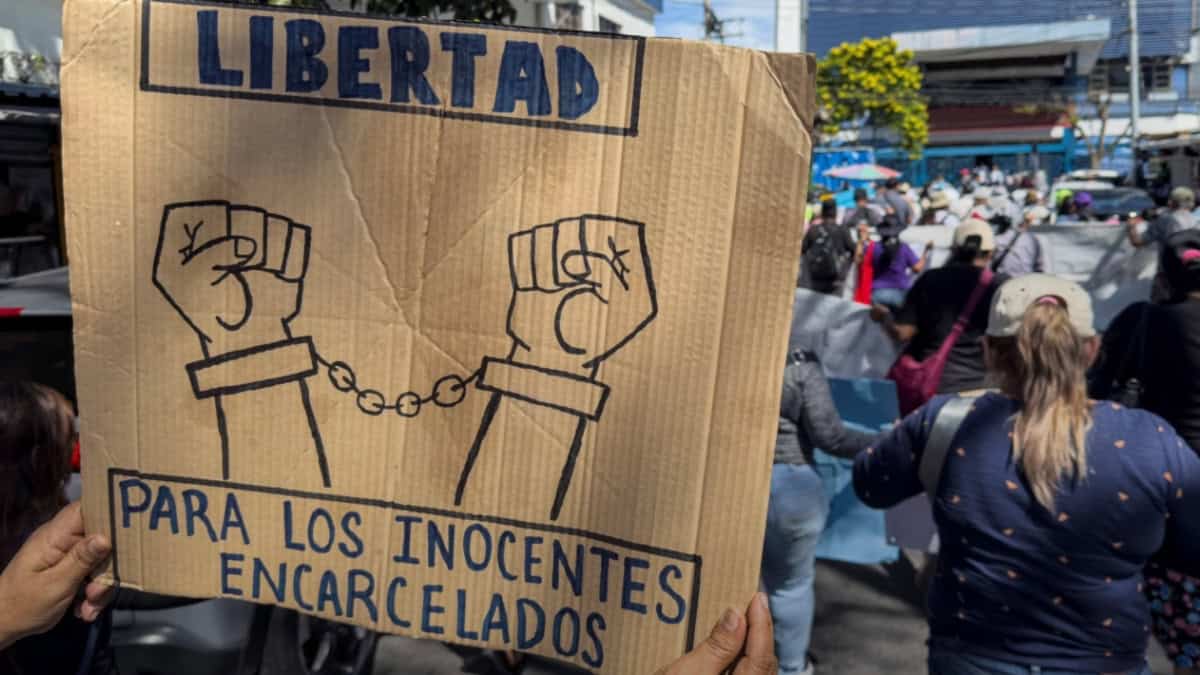Manos en puños con cadena en cartel de libertad para presos. — memphisnoticias.com
