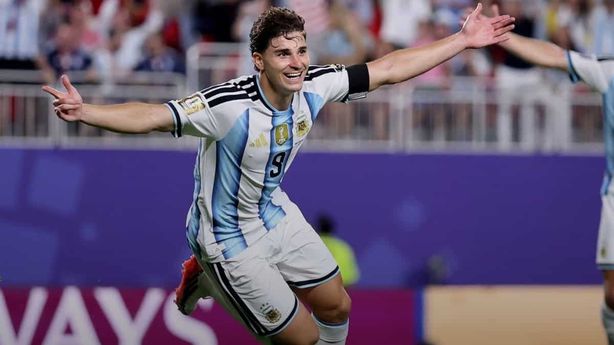 Jugador argentino celebra con brazos abiertos en el campo. — memphisnoticias.com