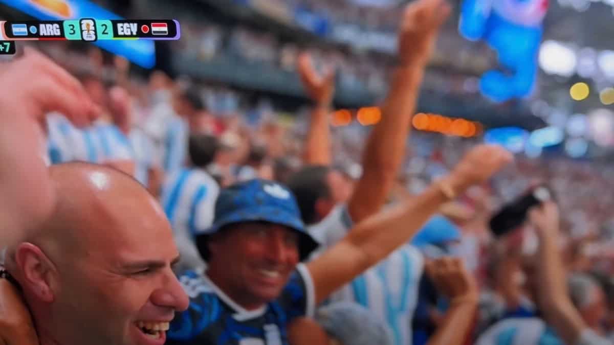 Aficionados argentinos celebran en el estadio con banderas y camisetas azules y blancas. — memphisnoticias.com