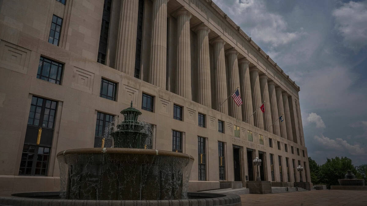 Edificio gubernamental con bandera de Estados Unidos y bandera de Tennessee. — memphisnoticias.com