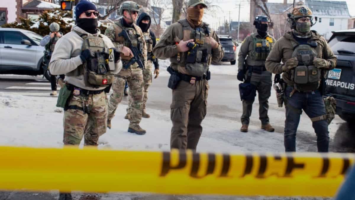 Agentes policiales con equipo táctico en la calle de Memphis. — memphisnoticias.com