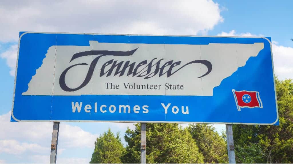 Cartel de bienvenida a Tennessee con bandera de Tennessee y cielo azul. — memphisnoticias.com