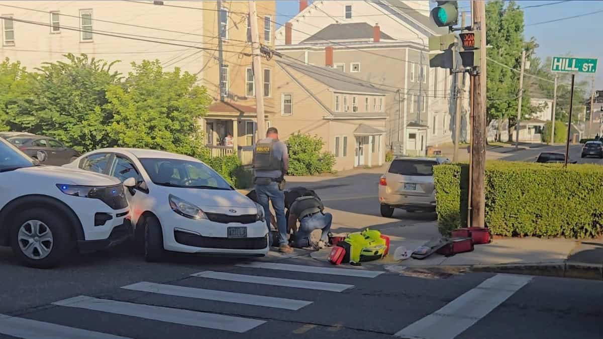 Agentes y testigos en la escena de un accidente en Memphis. — memphisnoticias.com