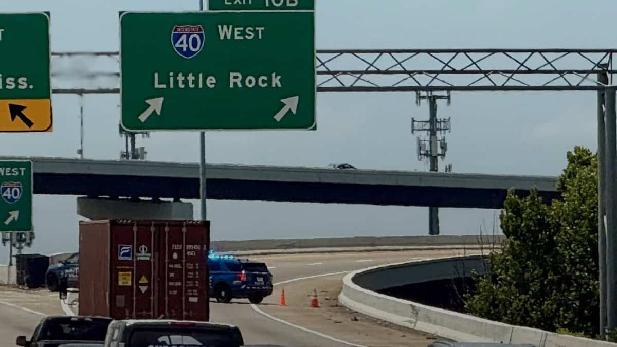 Camión de carga y patrulla en la autopista I-40 en Memphis. — memphisnoticias.com