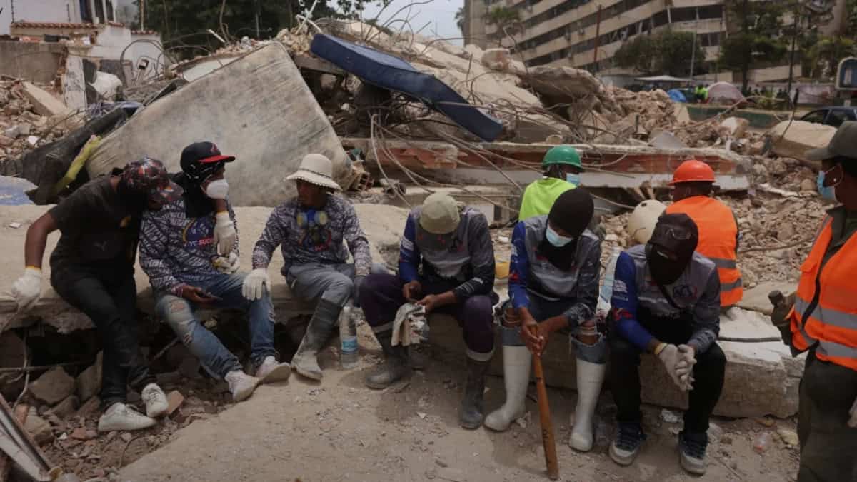 Rescatistas en la zona de desastre tras el terremoto en Venezuela. — memphisnoticias.com