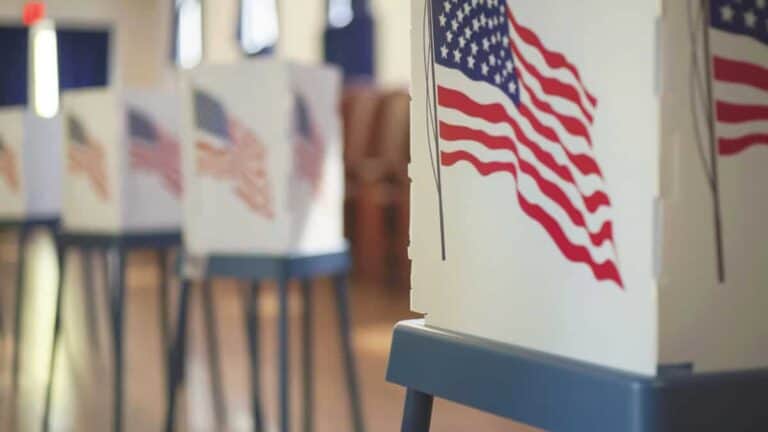 Trump desmantela la comisión federal de asistencia electoral y aumenta la tensión rumbo a las elecciones de medio término